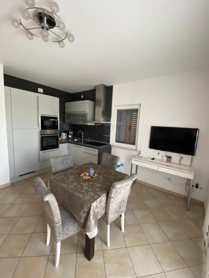 Apartments Lovely Croatia Бол Екстер'єр фото