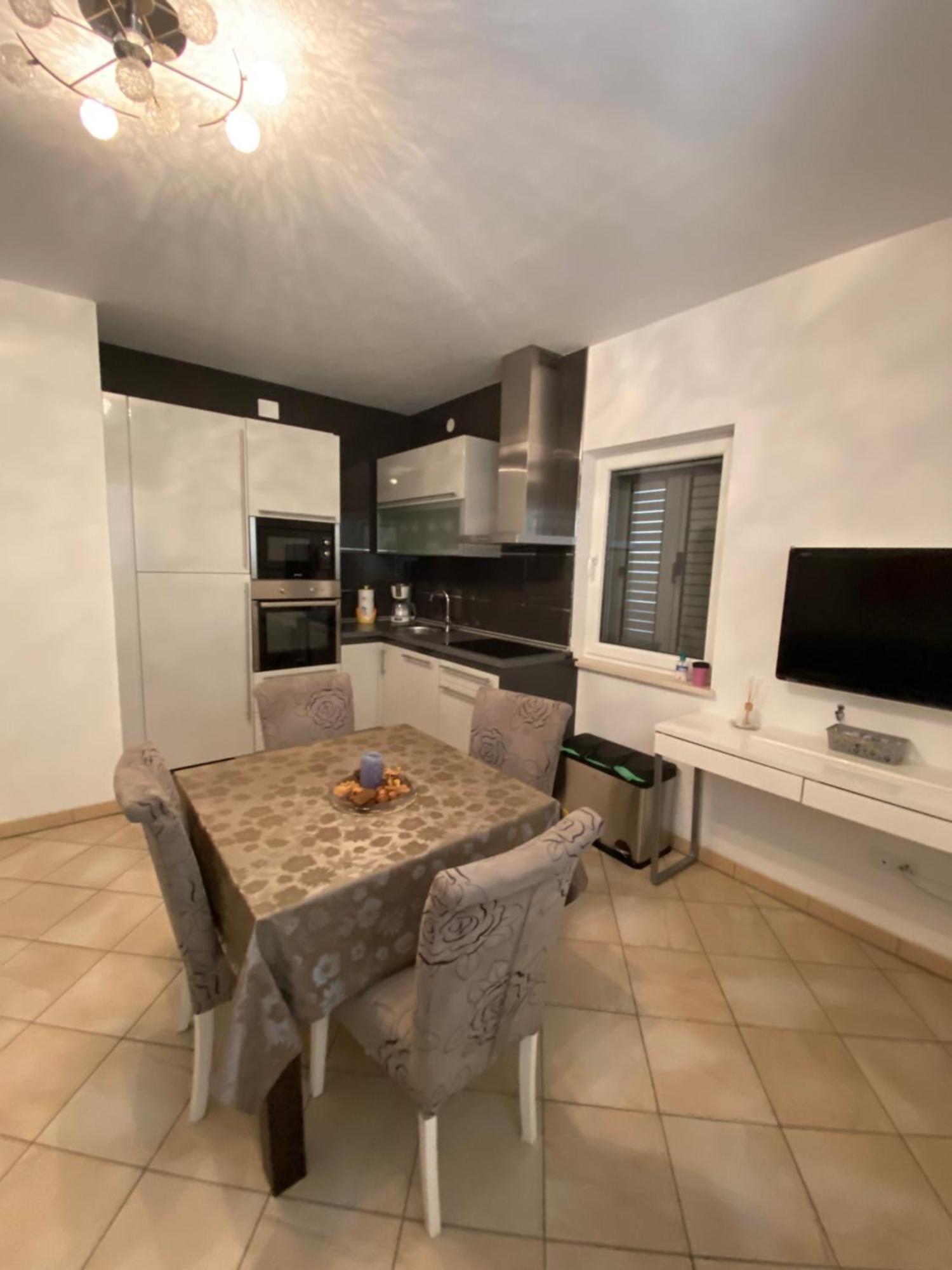 Apartments Lovely Croatia Бол Екстер'єр фото